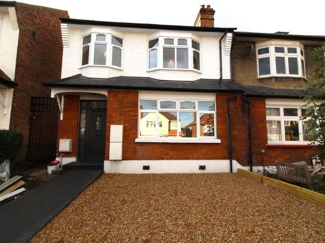 Petworth Road, Finchley, N12 3 bed semi detached house to rent £3,000 pcm £692 pw