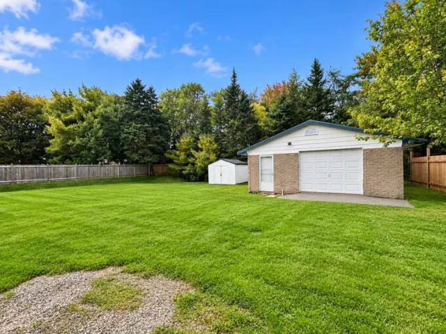 Pet Friendly 3 Bedroom, 2 Bath Detached Home Detached Garage & Fenced Yard