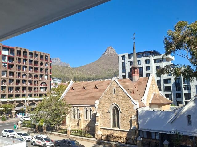 Pet Friendly 1 Bedroom Apartment in Sea Point with Garden