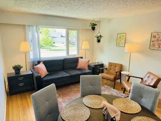 Pet Friendly 2 Bedroom Inner City Bungalow Duplex near Marda Loop — 2 Bedrooms Duplex