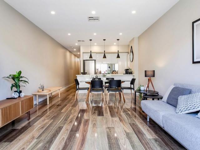 Pet friendly and fully furnished executive townhouse close to the CBD FREE Wifi and Netflix