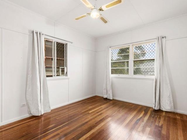 Pet Friendly Beach House within walking distance of everything!