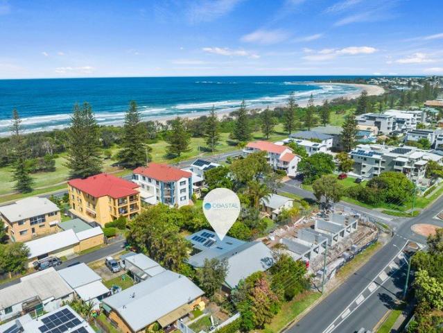 Pet Friendly Beach House within walking distance of everything!