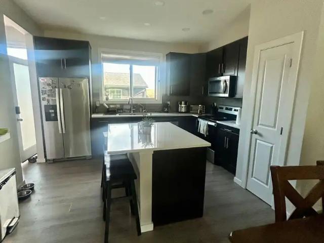 Beautiful 4 bed and 3.5 bathroom townhouse in Livingston Calgary