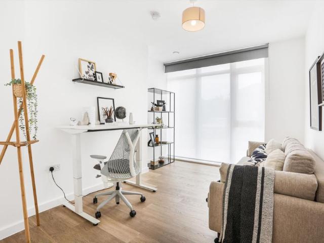 PET FRIENDLY | Direct links to Waterloo | Gym | 3D Tour Available | Roof Terrace | Concierge | Parking Available