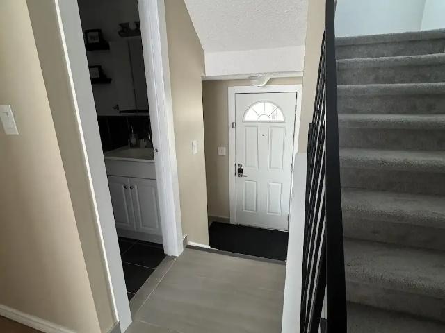 Pet Friendly End Unit Townhouse with Garage and double parking pad — 3 Bedrooms Townhouse