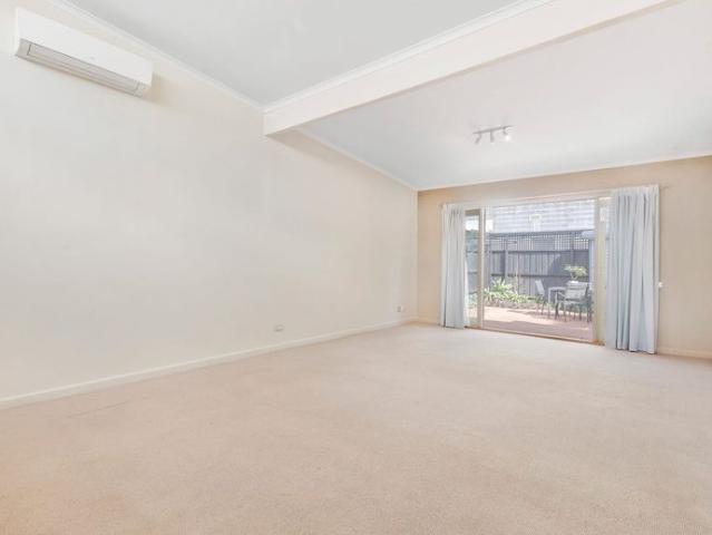 Pet Friendly, Light filled Cottage with Open plan Living