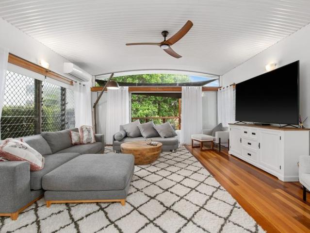 PET FRIENDLY SOUTH CASUARINA BEACH HOUSE FULLY FURNISHED