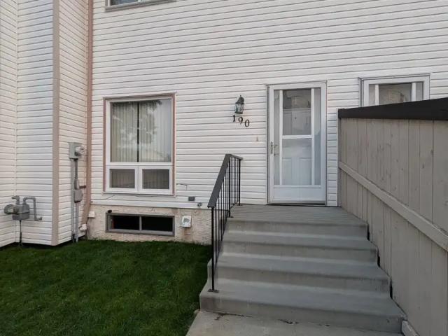 Pet friendly, spacious 3 bed townhouse
