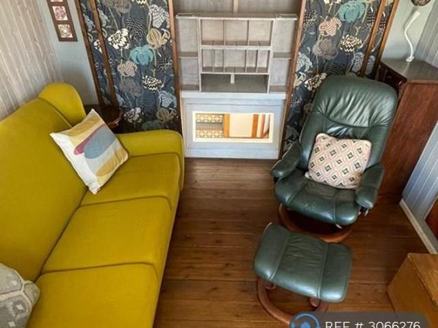 Peter Leonard Marine, Newhaven, BN9 3 bed houseboat to rent £1,250 pcm £288 pw