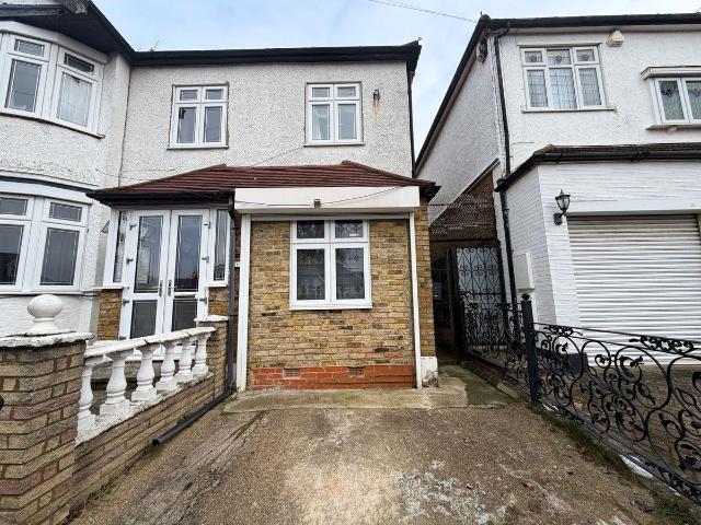 Peterborough Gardens, Ilford IG1, Studio to rent, £1,100 pcm | PrimeLocation