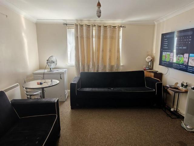 Peterhouse Close, Peterborough PE3, 2 bed flat to rent, £825 pcm | PrimeLocation