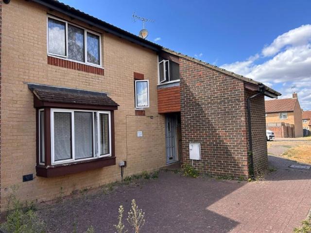 Peterlee Walk, Crawley, RH11 1 bed house to rent £700 pcm £162 pw