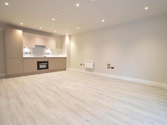 Petersfield Avenue, Slough 1 bed apartment to rent £1,375 pcm £317 pw