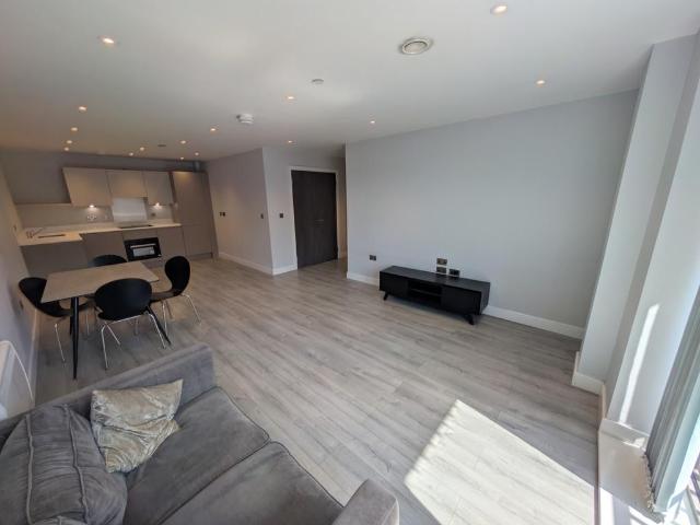 Petersfield Avenue, Slough 2 bed apartment to rent £1,600 pcm £369 pw