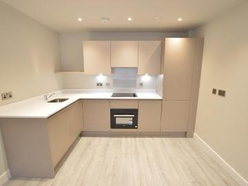 Petersfield Avenue, Slough 2 bed apartment to rent £1,650 pcm £381 pw