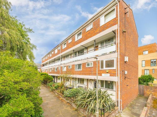 Petersfield Rise, Putney SW15, 3 bed flat to rent, £2,450 pcm | PrimeLocation