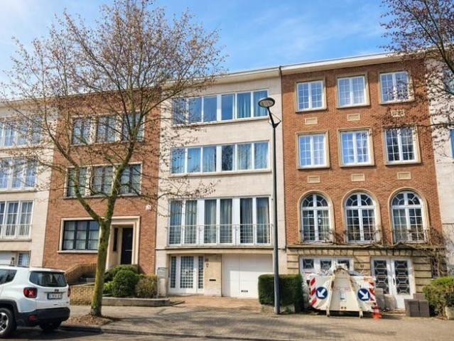 Pétillon Superb 5 bedroom house + 2 offices + garage
