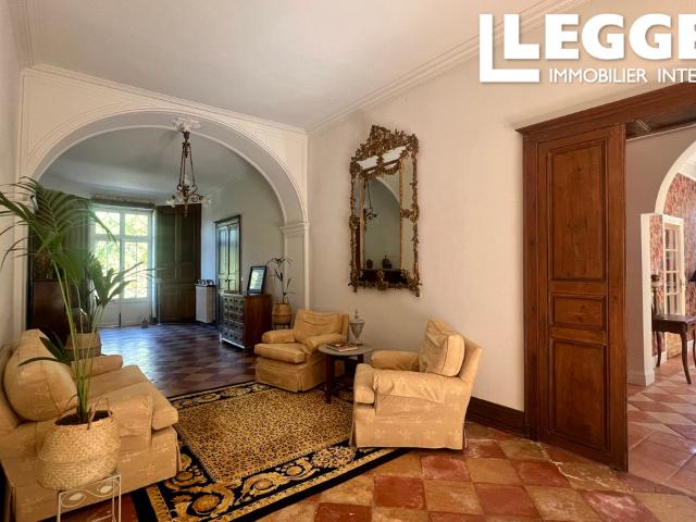 Petit château impeccablement décoré, avec une maison longere et une piscine. Opportunité commerciale