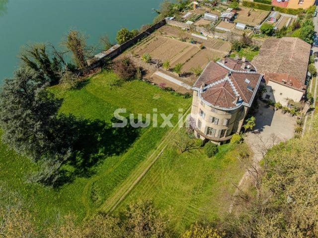 Petit château sur les rives de l'Isère, avec dépendances et. 600m² Bourg de Péage