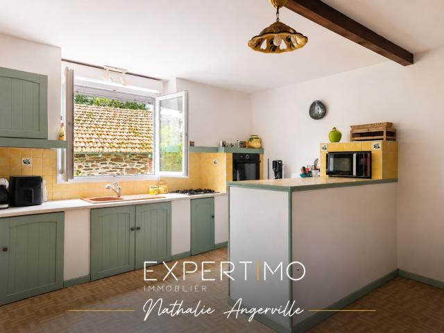Petit corps de ferme avec près de 4 hectares, dépendances et. 98m² Leynhac