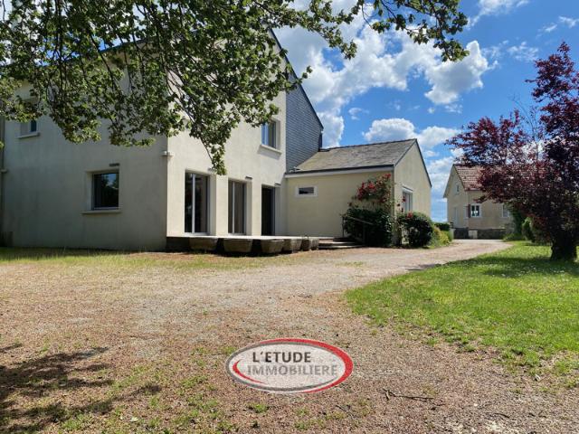 Petit Mars, au coeur du bourg, maison avec gros volumes. Usa