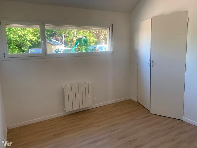 Petit pavillon mitoyen dans cité calme proche des commodités