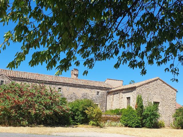 Petit prieuré rénové en plein Larzac 224m² Cornus
