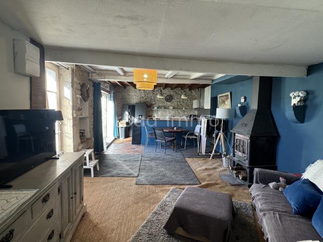 Petite fermette en pierre, à rénover, sur env. 1400 m2 de terrain clos