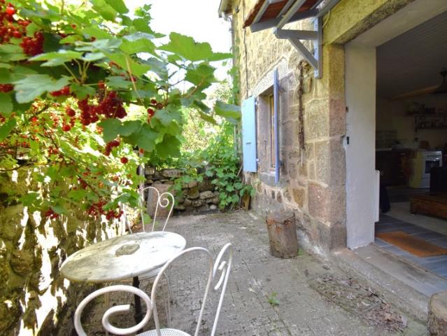 Petite ferme en pierres avec terrain SAINT JULIEN D'INTRES 07