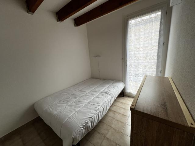 Petite maison meublée avec terrasse et parking
