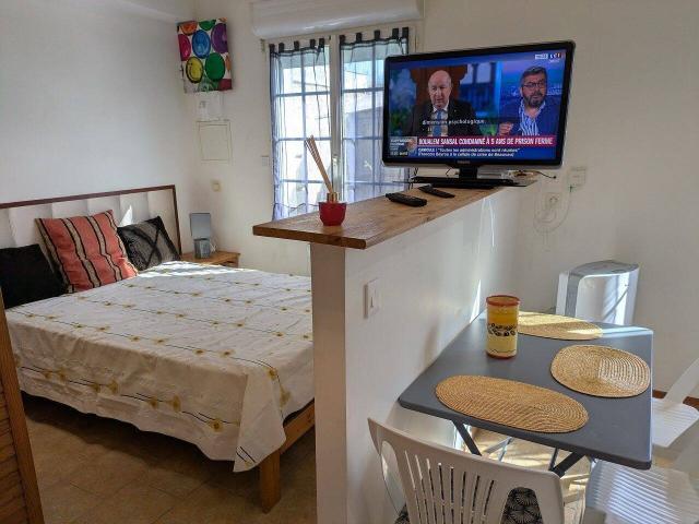 Petite maison meublée indépendante, 350m plage de Pontaillac, style loft avec plafond haut, en 1 grande pièce, classée 2 étoiles, sans vis à vis
