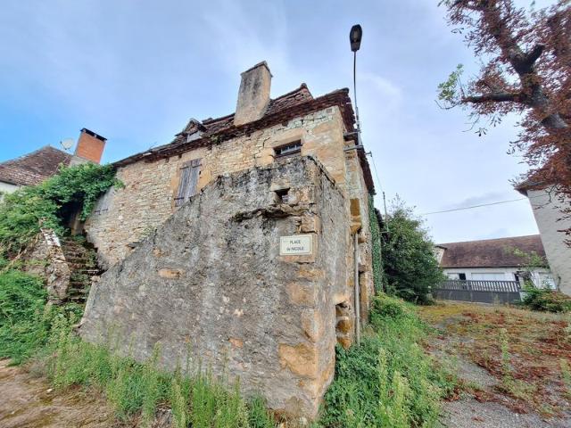 Petite maison mitoyenne à rénover avec grange