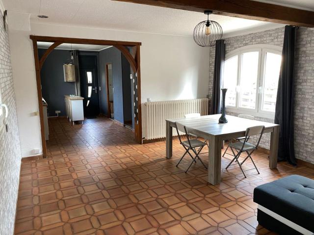 Petite maison du XIXème dans village calme