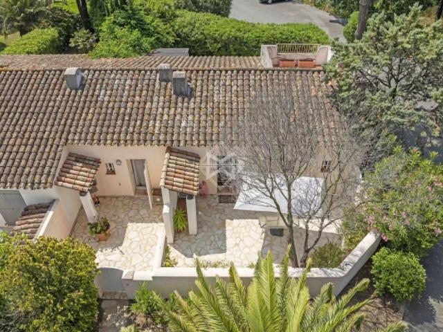 Petite maison dans un domaine recherché