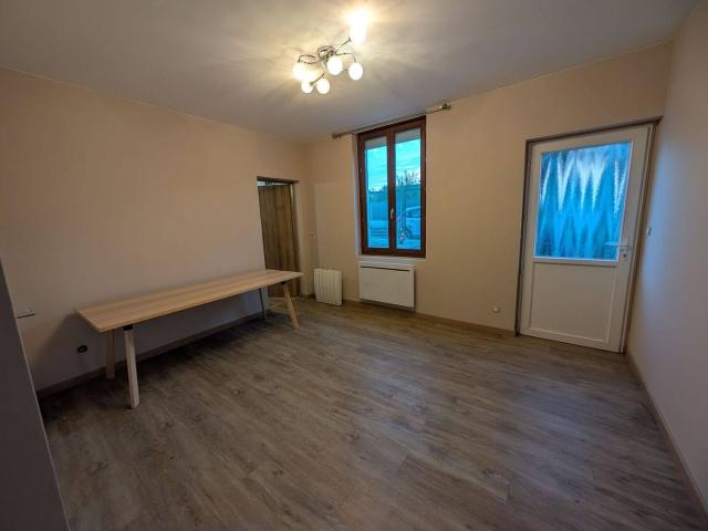 Petite maison dans un quartier résidentiel