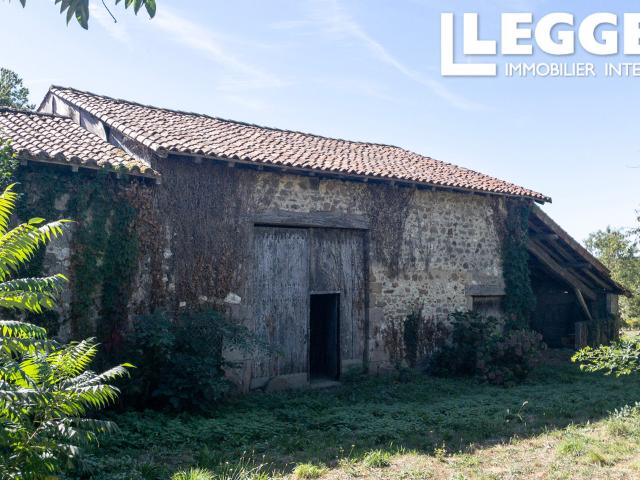Petite maison de charme à rénover entièrement, avec une grange et un grand jardin offrant une vue magnifique