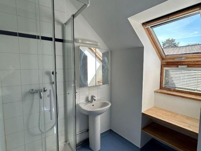 Petite maison de type 3 dans un ensemble immobilier comprenant: Rez de chaussée: séjour, cui.