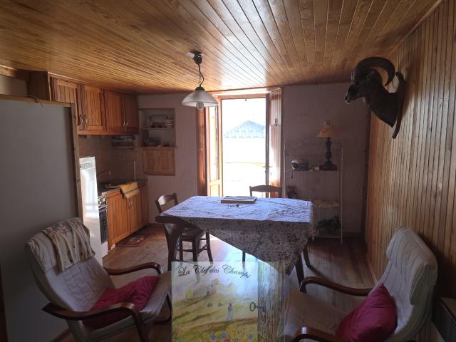 Petite maison de village avec balcon et sa vue sur la montagne