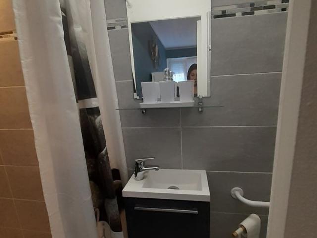 Petite maison de ville meublée sur 2 niveaux. Idéal étudiant studieux