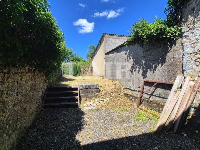 Petite maison de ville à louer à Essay S14068
