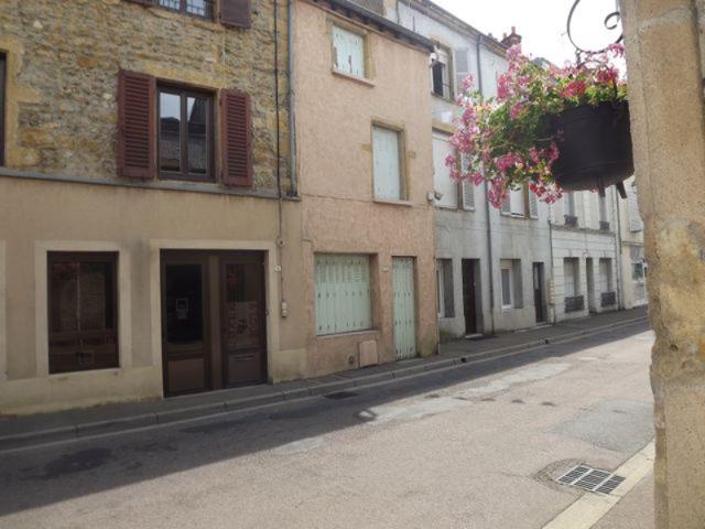 Petite maison de ville à rénover, proche commerces. 85 m2 ha