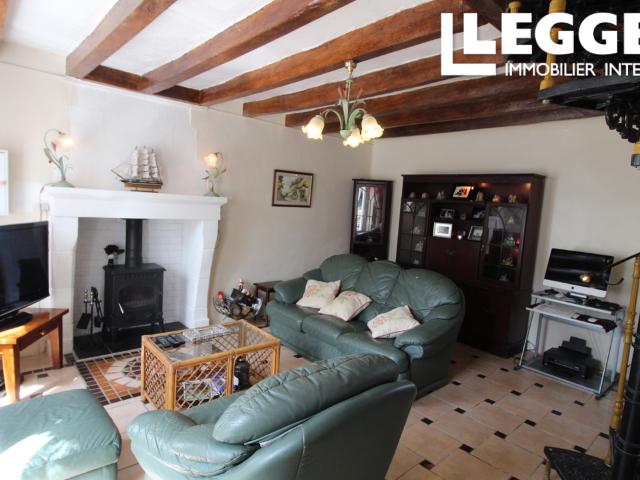Petite maison de 2 chambres avec terrasse, jardin tropical, piscine et caravane