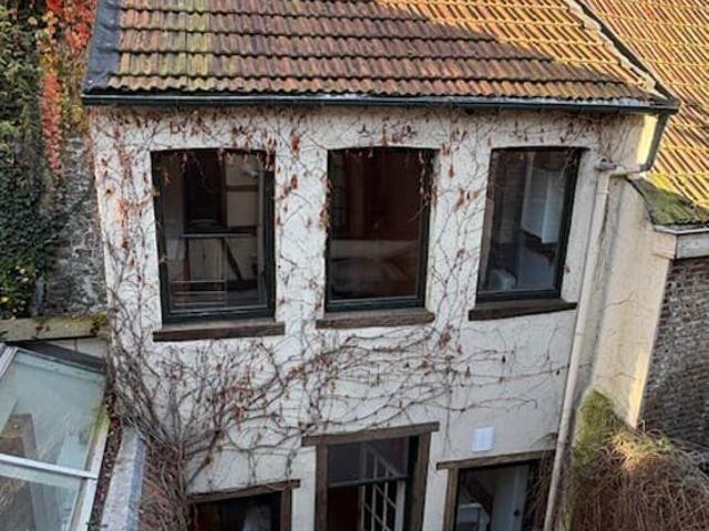 Petite maison derrière une maison en Pierreuse