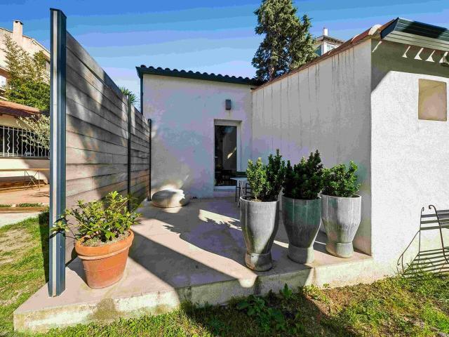 Petite maison d'hôte avec terrasse Roucas blanc