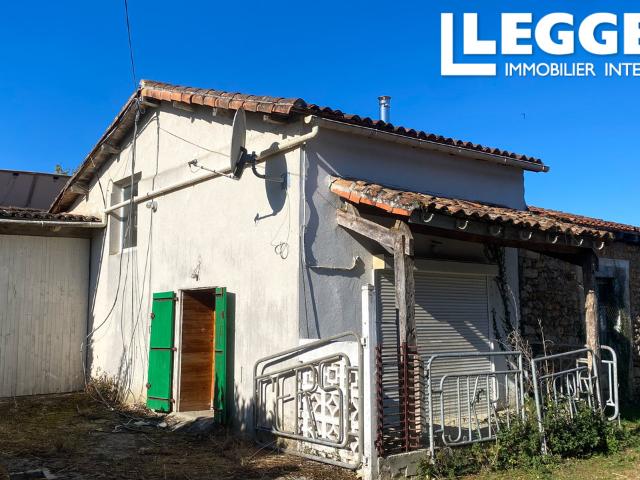 Petite maison en pierre à restaurer. 1 chambre. Grange. Terrain attenant et non attenant