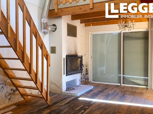 Petite maison en pierre à restaurer. 1 chambre. Grange. Terrain attenant et non attenant