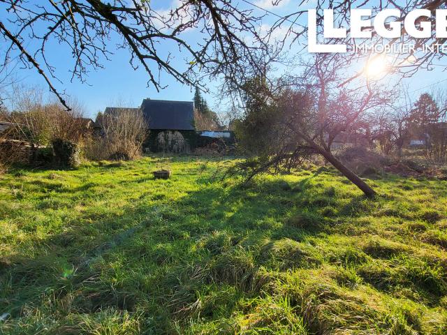 Petite maison en pierres à rénover au bord d'un village avec quelques commerces proche de Mortain