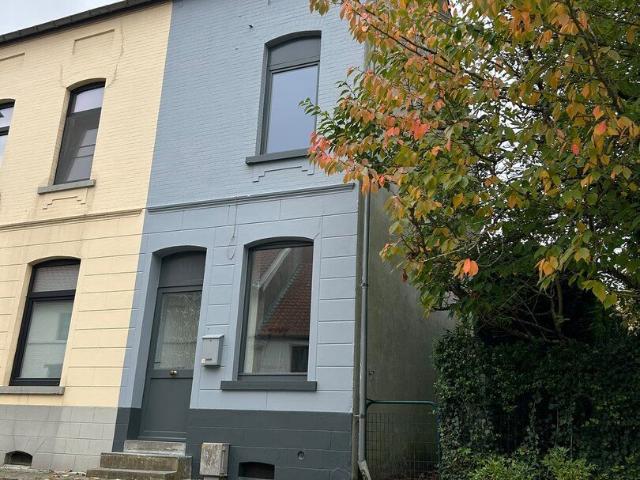 Petite maison rénovée 3 façades de 3 chambres avec jardin