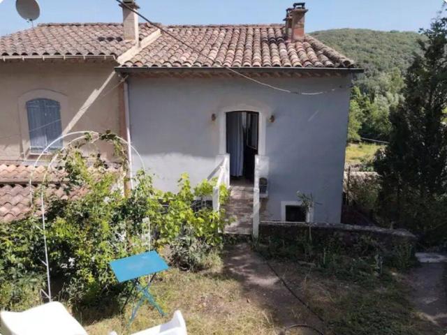 Petite maison sur grand terrain boisé/La Baume/meublé/bail mobilité 11 mois max